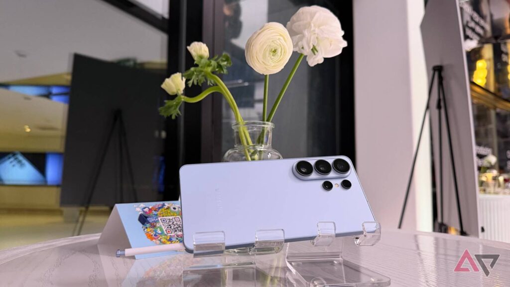 I shook the Galaxy S26 Ultra violently to test out the one feature that's just as impressive as Privacy Display