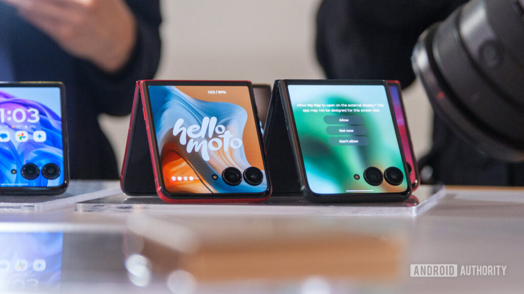 Motorola Razr 2025 series cover screens